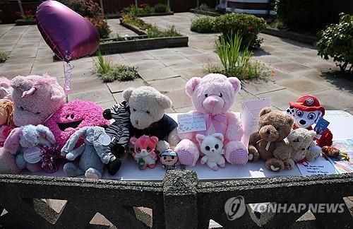 사건 현장에 놓인 추모품들