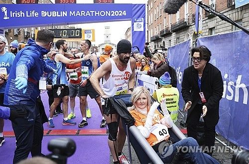 27일(현지시간) 희소 피부질환 환자 휠체어 밀며 자선 마라톤 완주한 배우 콜린 패럴 