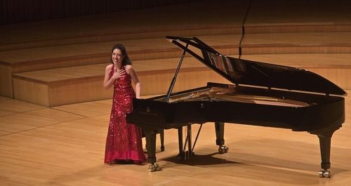 관객에게 인사하는 베아트리체 라나