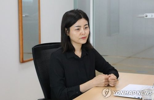 연합뉴스와 인터뷰 중인 윤미숙 교사노조연맹 부위원장