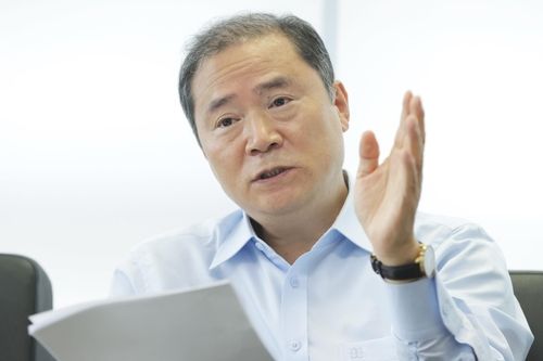 인터뷰하는 최철호 이사장