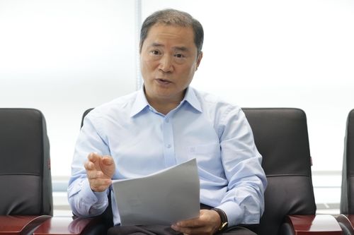 인터뷰하는 최철호 이사장