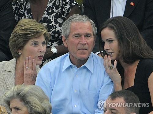 2008년 베이징올림픽 당시 조지 W 부시 전 미 대통령 가족. 오른쪽이 딸 바버라.