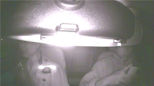 A씨(오른쪽)가 택시 내부에서 범행하는 모습