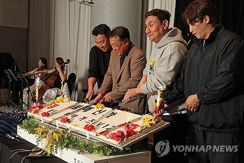 우승 케이크 자르는 KIA 타이거즈