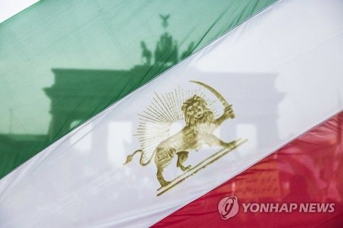 독일 베를린의 반정부시위 지지 집회에 등장한 입헌군주제 시절 이란 국기