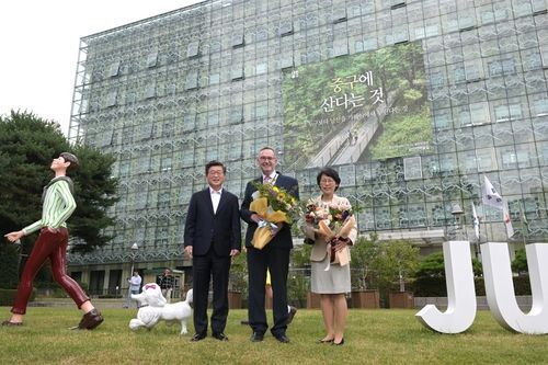 중구청사를 배경으로 기념촬영하는 김길성 구청장과 콜린 크룩스 주한영국대사 부부