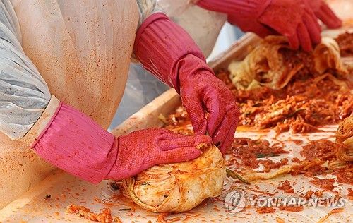 김장하는 자원봉사자(자료사진)