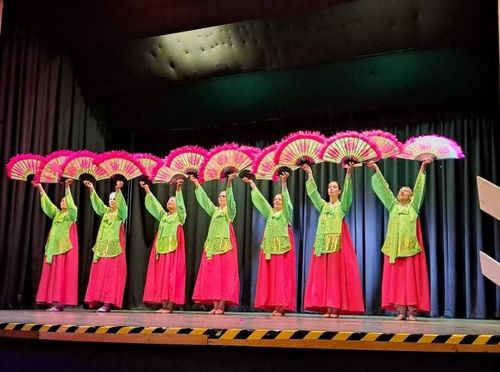 부채춤을 추는 독일인 발레단