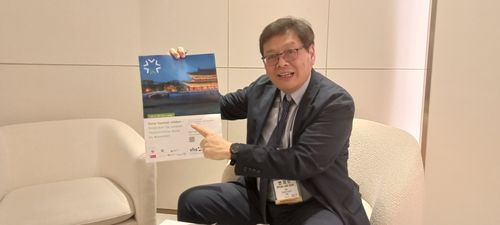 '한국의 달' 행사 설명하는 변재선 자알란트한인회장