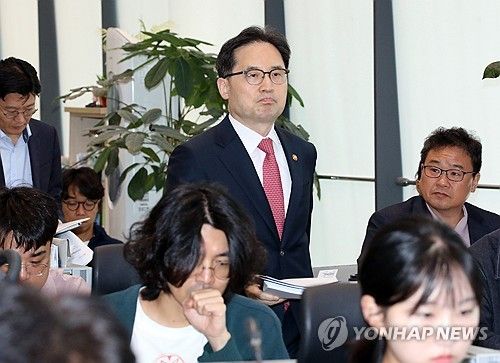 브리핑 입장하는 한기정 공정거래위원장