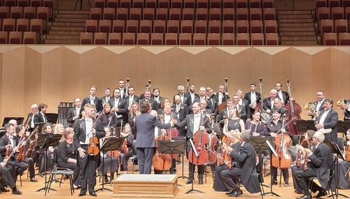 단원들과 악수하는 호바트 얼 