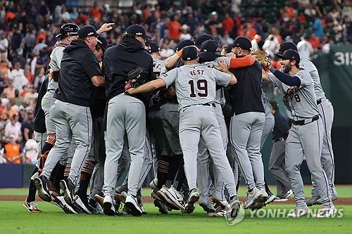 휴스턴을 꺾고 디비전시리즈에 진출한 디트로이트 선수단 