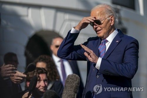 취재진 질문에 답하는 바이든