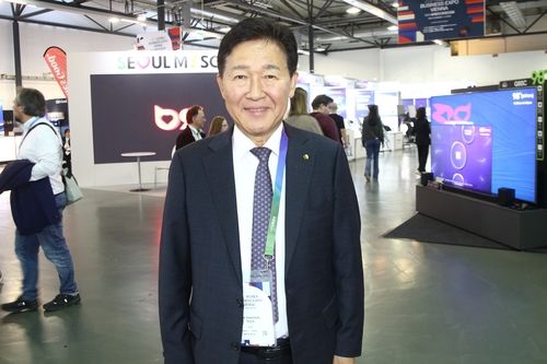 '한국상품박람회' 성과 설명하는 박종범 월드옥타 회장