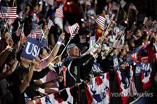해리스 부통령 유세서 환호하는 지지자들