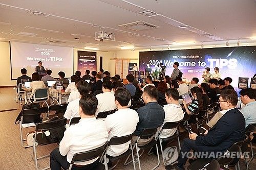 인사말 하는 김성섭 차관