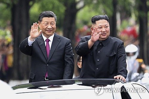 시진핑 중국 국가주석(좌)과 김정일 북한국무위원장(우)