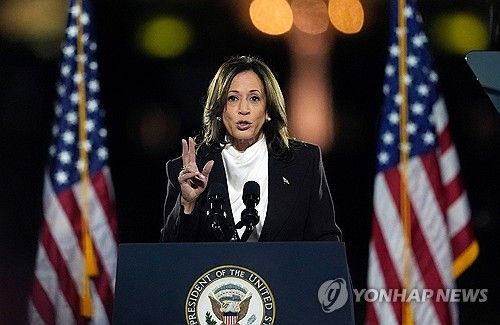 백악관 앞에서 연설하는 해리스 부통령