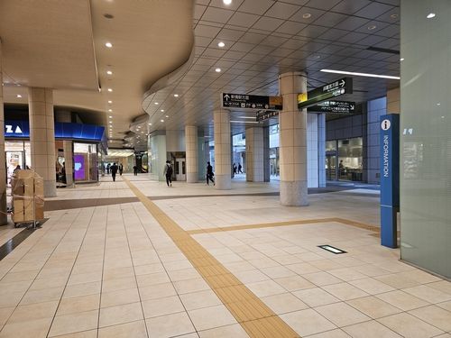 도쿄 미나토구 시오도메역 인근 지하보도