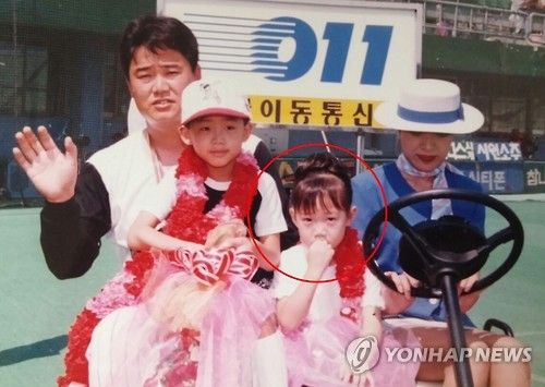 1997년 8월 24일 윤학길 위원(왼쪽)의 은퇴식 당시 윤지수(붉은 원)