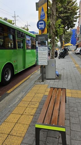 야광스티커를 부착한 버스정류장 의자