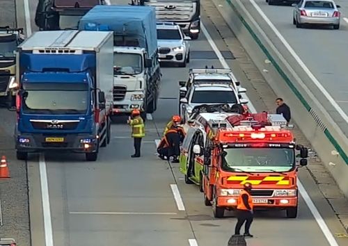 구급차 뒤에 전복된 소형 화물차