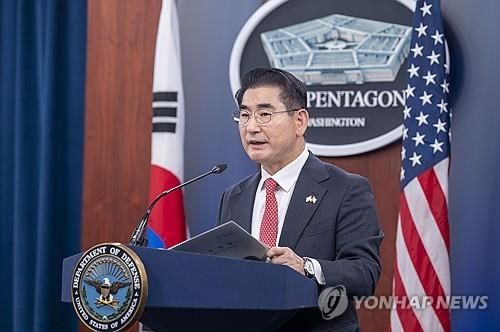 브리핑하는 김용현 국방부 장관