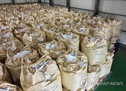 햅쌀 출하 코앞인데…잔뜩 쌓인 쌀 포대