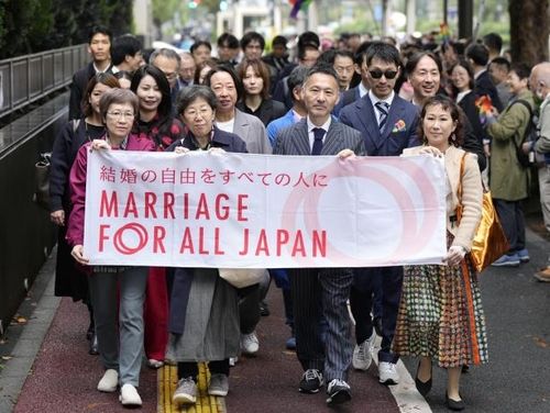 30일 동성 결혼 인정을 요구하는 원고들이 도쿄고등재판소로 걸어가고 있다