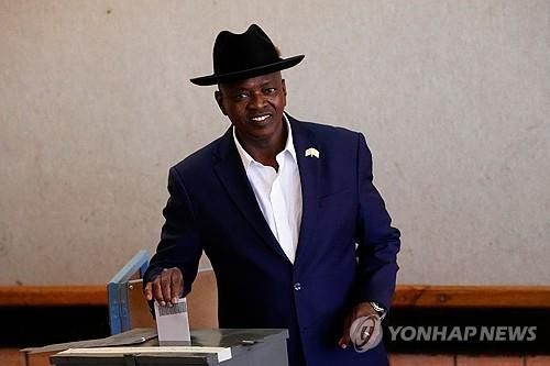보츠와나 총선 투표하는 모퀘에치 마시시 대통령