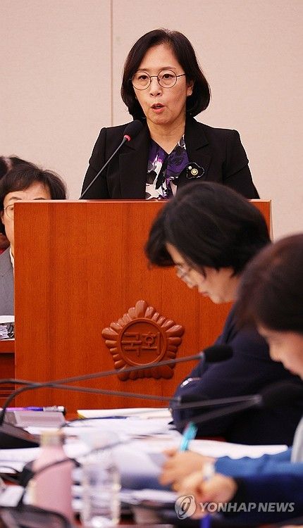 현안보고하는 신영숙 장관 직무대행