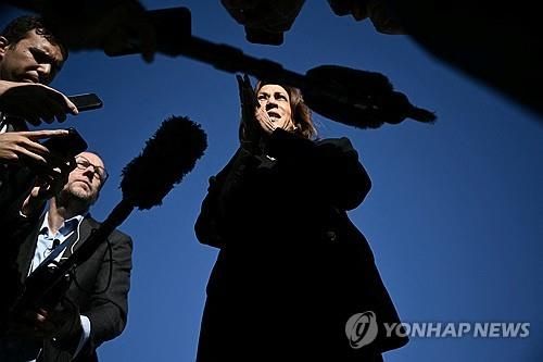 취재진과 질의응답 나누는 카멀라 해리스 미국 부통령