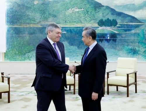 30일 베이징에서 만난 안드레이 루덴코 러시아 외무차관과 왕이 중국 외교부장