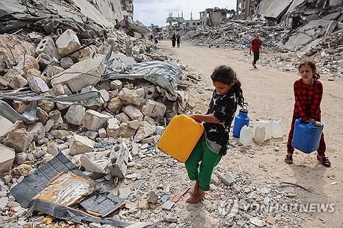 가자지구 내 팔레스타인 소녀들이 물통을 나르는 모습. 