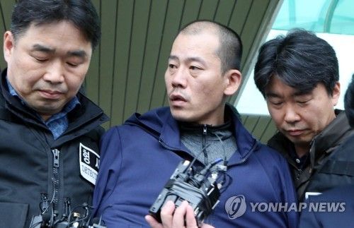 취재진에 답하는 안인득