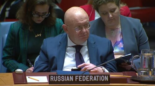 휴대전화 들고 있는 네벤자 주유엔 러시아 대사