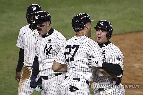 만루 홈런을 치고 홈에서 축하받는 양키스 앤서니 볼피(오른쪽)