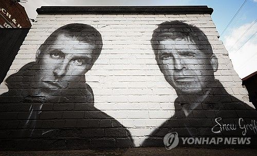 맨체스터 시내에 그려진 노엘·리암 갤러거 형제의 벽화