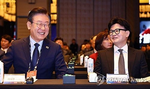 중앙포럼에서 대화하는 한동훈 대표와 이재명 대표