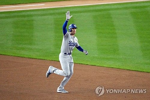 WS 6경기 연속 홈런을 때리고 베이스를 도는 프레디 프리먼