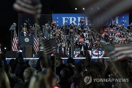 백악관 앞에서 연설하는 해리스 