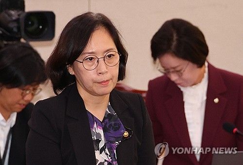 자리로 향하는 신영숙 장관 직무대행