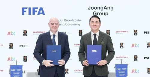 좌측부터 잔니 인판티노 FIFA 회장, 홍정도 중앙그룹 부회장