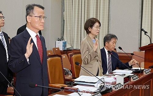 단체 선서 거부하는 김용원 국가인권위원회 상임위원