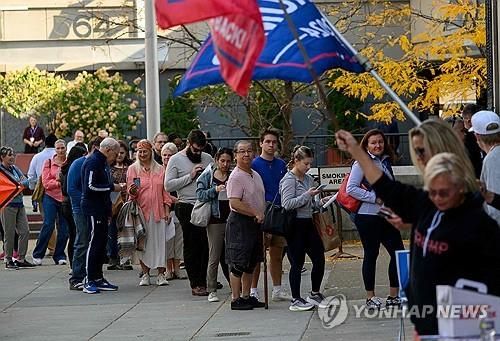 29일(현지시간) 미 펜실베이니아주 사전투표 참가자들