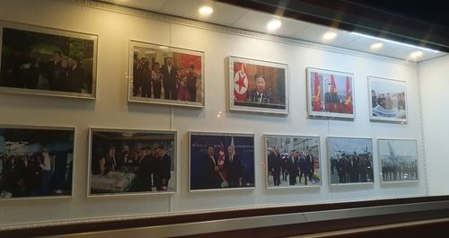 주러시아북한대사관 게시판에 전시된 사진들