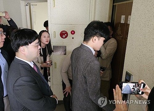 명태균씨 자택 압수수색 후 돌아가는 검찰