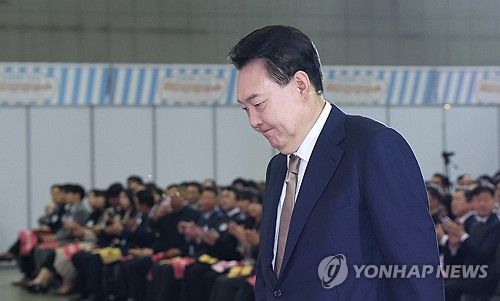 축사 위해 단상 향하는 윤석열 대통령