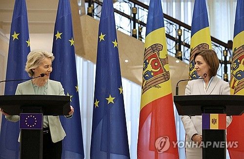 마이아 산두 몰도바 대통령(우)과 우르줄라 폰데어라이엔 EU 집행위원장(좌)